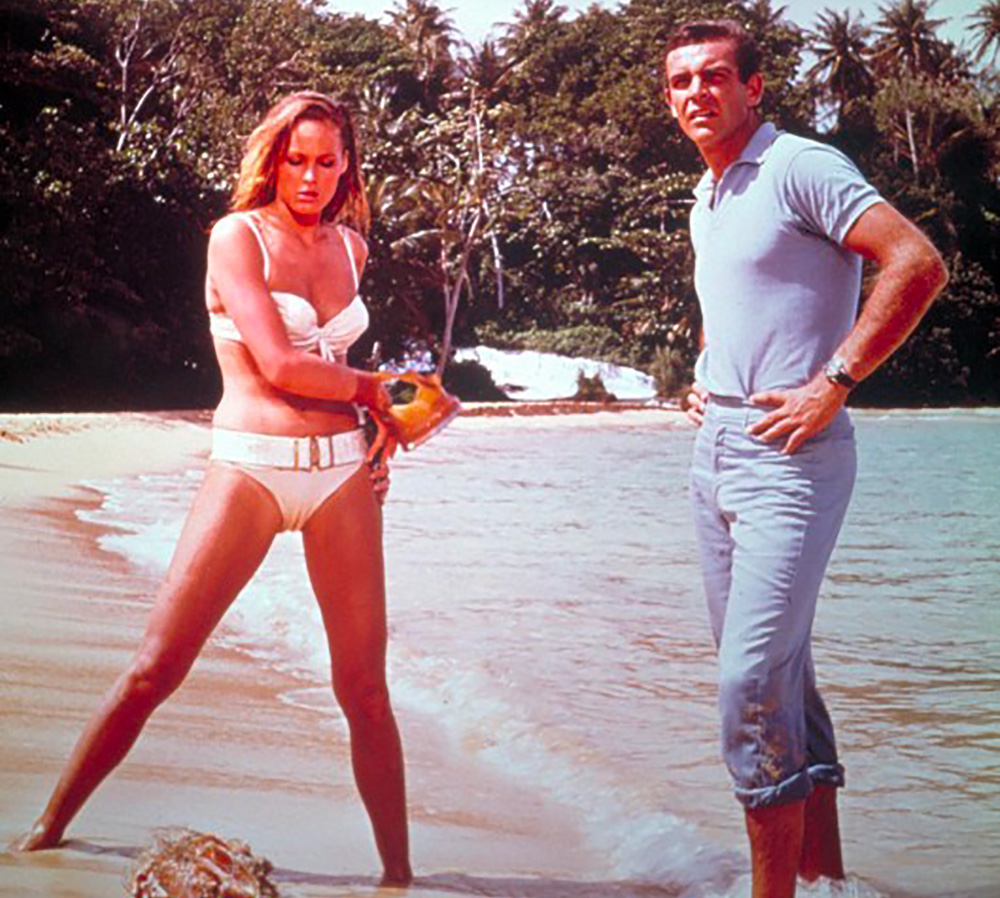 Sean Connery e Ursula Andress in Agente 007 - Licenza di uccidere (1962)