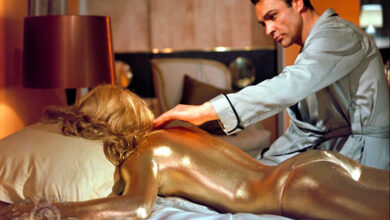 Sean Connery e Shirley Eaton in Agente 007 - Missione Goldfinger