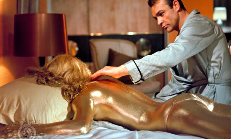 Sean Connery e Shirley Eaton in Agente 007 - Missione Goldfinger