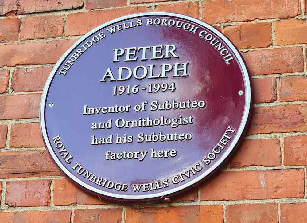 Tunbridge Wells: la targa a Peter Arthur Adolph, inventore del Subbuteo